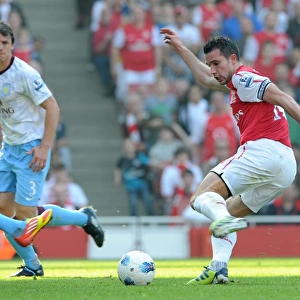 Robin van Persie (Arsenal) drags the ball back before shooting. Arsenal 3: 0 Aston Villa