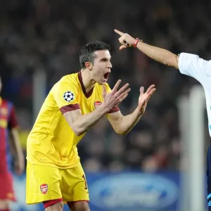 Robin van Persie (Arsenal) explains to referee Busacca that he couldn t hear his whistle