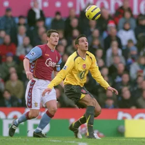 Robin van Persie (Arsenal) Gareth Barry (Villa). Aston Villa 0: 0 Arsenal Robin van Persie (Arsenal) Gareth Barry (Villa). Aston Villa 0: 0 Arsenal