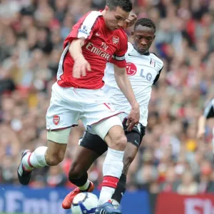 Robin van Persie (Arsenal) John Pantsil (Fulham). Arsenal 4: 0 Fulham, Barclays Premier League Robin van Persie (Arsenal) John Pantsil (Fulham). Arsenal 4: 0 Fulham, Barclays Premier League