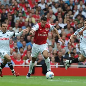 Robin van Persie (Arsenal) Leon Britton and Steven Caulker (Swansea). Arsenal 1: 0 Swansea City