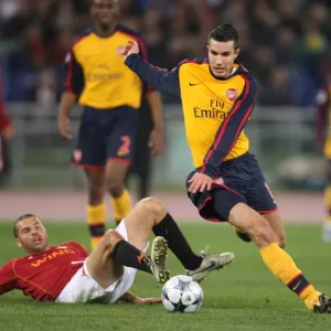 Robin van Persie (Arsenal) Max Tonetto (Roma)
