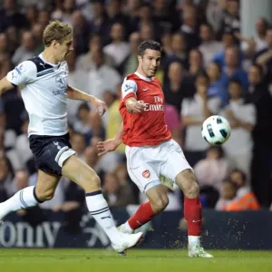 Robin van Persie (Arsenal) Michael Dawson (Tottenham). Tottenham Hotspur 3: 3 Arsenal