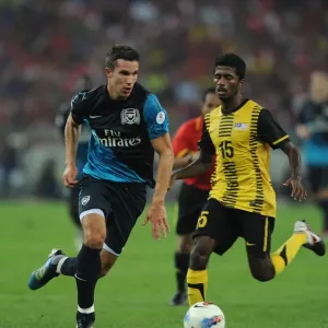 Robin van Persie (Arsenal) Mohd Muslin (Malaysia). Malaysia XI 0: 4 Arsenal Robin van Persie (Arsenal) Mohd Muslin (Malaysia). Malaysia XI 0: 4 Arsenal
