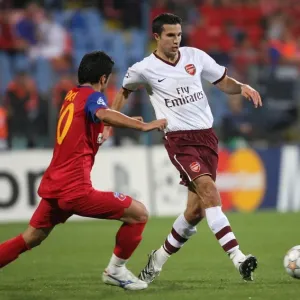 Robin van Persie (Arsenal) Nicolae Dica (Steaua) Robin van Persie (Arsenal) Nicolae Dica (Steaua)
