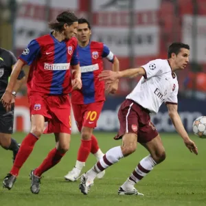 Robin van Persie (Arsenal) Ovidiu Petre (Steaua) Robin van Persie (Arsenal) Ovidiu Petre (Steaua)