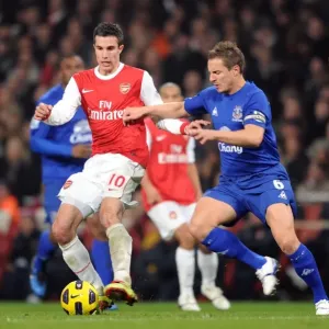 Robin van Persie (Arsenal) Phil Jagielka (Everton). Arsenal 2: 1 Everton Robin van Persie (Arsenal) Phil Jagielka (Everton). Arsenal 2: 1 Everton