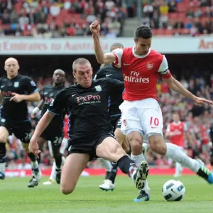 Robin van Persie (Arsenal) Richard Dunne (Villa). Arsenal 1: 2 Aston Villa Robin van Persie (Arsenal) Richard Dunne (Villa). Arsenal 1: 2 Aston Villa