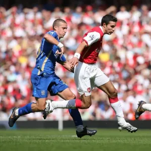 Robin van Persie (Arsenal) Sean Davis (Portsmouth) Robin van Persie (Arsenal) Sean Davis (Portsmouth)