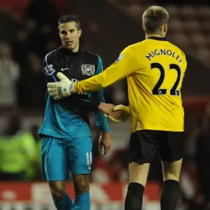 Robin van Persie (Arsenal) shakes hands with Simon Mignolet (Sunderland) at the final whistle
