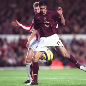Robin van Persie (Arsenal) Steven Caldwell (Sunderland). Arsenal 3: 1 Sunderland Robin van Persie (Arsenal) Steven Caldwell (Sunderland). Arsenal 3: 1 Sunderland