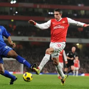 Robin van Persie (Arsenal) Sylvain Distin (Everton). Arsenal 2: 1 Everton Robin van Persie (Arsenal) Sylvain Distin (Everton). Arsenal 2: 1 Everton