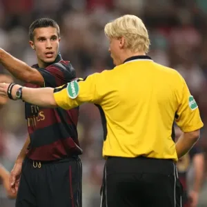 Robin van Persie (Arsenal) talks to the referee Robin van Persie (Arsenal) talks to the referee