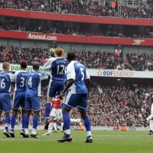 Roberto Van Persie (Arsenal) ve el penal que golpea la pared pero va por fuera del arco