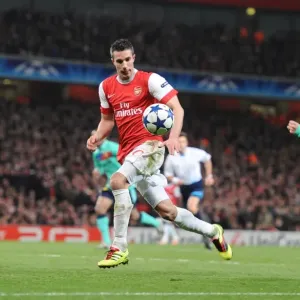 Robin van Persie breaks past Barcelona defender Gerard Pique to score the 1st Arsenal goal