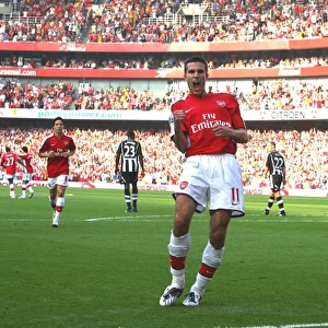 Robin van Persie celebrates scoring the 1st Arsenal goal