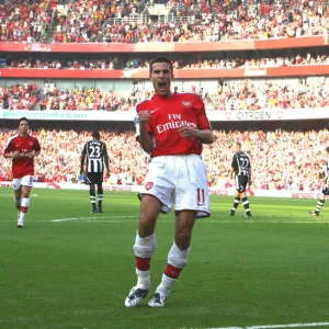 Robin van Persie celebrates scoring the 1st Arsenal goal