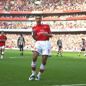 Robin van Persie celebrates scoring the 1st Arsenal goal Robin van Persie celebrates scoring the 1st Arsenal goal