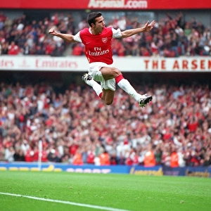 Robin van Persie celebrates scoring Arsenals 1st goal from free kick
