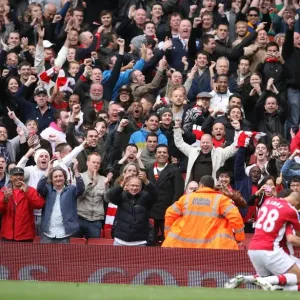 Robin van Persie celebrates scoring Arsenals 1st goal