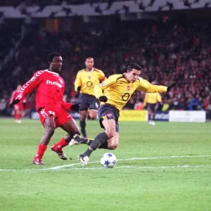 Robin van Persie Fouls and Red Card for Armand Traoré (Thun) in Arsenal's UEFA Champions League Victory Robin van Persie Fouls and Red Card for Armand Traoré (Thun) in Arsenal's UEFA Champions League Victory
