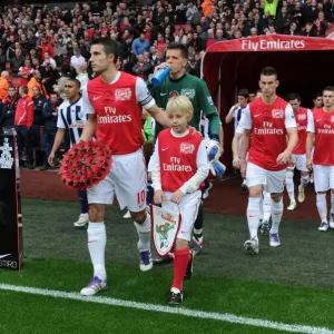 Robin van Persie Leads Arsenal Out in Premier League Clash against West Bromwich Albion (2011-12)