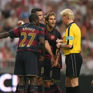 Robin van Persie, Manu Eboue and Mathieu Flamini (Arsenal) talk to the referee Robin van Persie, Manu Eboue and Mathieu Flamini (Arsenal) talk to the referee