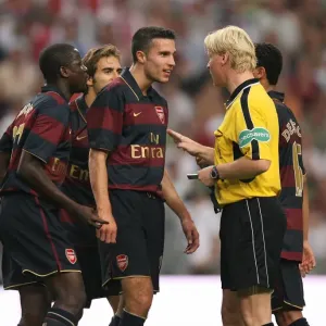 Robin van Persie, Manu Eboue and Mathieu Flamini (Arsenal) talk to the referee Robin van Persie, Manu Eboue and Mathieu Flamini (Arsenal) talk to the referee