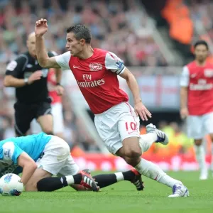 Robin van Persie Outmaneuvers Michael Turner: A Pivotal Moment in Arsenal's 2011-12 Premier League Triumph
