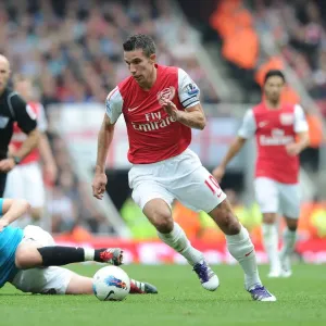 Robin van Persie Outmaneuvers Michael Turner: Arsenal's Star Striker Scores Past Sunderland Defender, 2011-12 Premier League