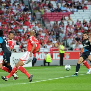 Robin van Persie Scores for Arsenal Against Benfica in 2011 Pre-Season Friendly Robin van Persie Scores for Arsenal Against Benfica in 2011 Pre-Season Friendly