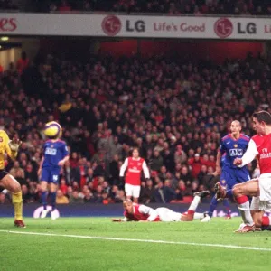 Robin van Persie scores Arsenals 1st goal pass Edwin van der Sar and under pressure from Gary Neville (Man Utd). Arsenal 2: 1 Manchester United. FA Premiership. Emirates Stadium, 21 / 1 / 07. Credit: Arsenal Football Club /