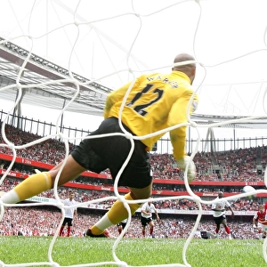 Robin van Persie scores Arsenals 1st goal from the penalty spot past Tony Warner
