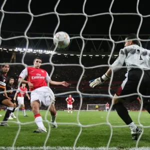 Robin van Persie scores Arsenals 2nd goal past Andres Palop (Sevilla)