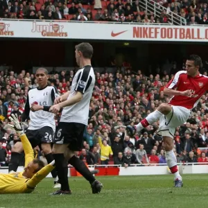 Robin van Persie scores Arsenals 2nd goal past Mark Schwarzer (Fulham) Robin van Persie scores Arsenals 2nd goal past Mark Schwarzer (Fulham)