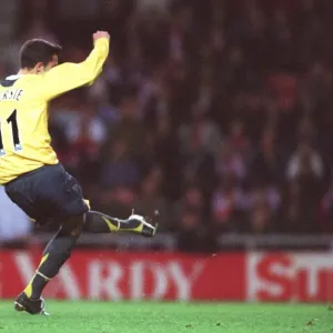 Robin van Persie scores Arsenals 2nd goal from the penalty spot Robin van Persie scores Arsenals 2nd goal from the penalty spot