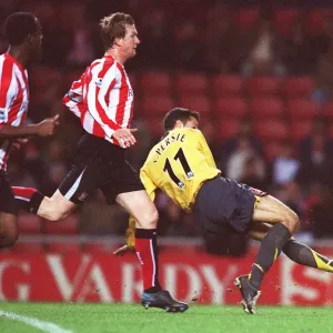 Robin van Persie erzielt Arsenal's drittes Tor, sein zweites unter Druck von Steven Caldwell Robin van Persie erzielt Arsenal's drittes Tor, sein zweites unter Druck von Steven Caldwell