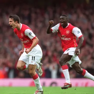 Robin van Persie scores Arsenals goal from a free kick