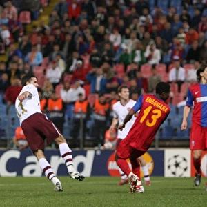 Robin van Persie scores Arsenals goal past Ifeanyi Emeghara (Steaua)