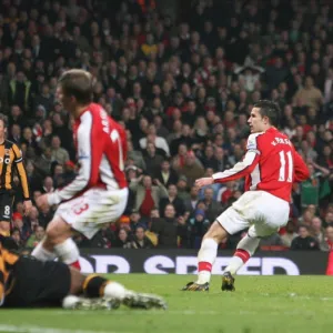 Robin van Persie shoos past Hull City goalkeeper Boaz