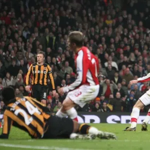 Robin van Persie shoos past Hull City goalkeeper Boaz Robin van Persie shoos past Hull City goalkeeper Boaz