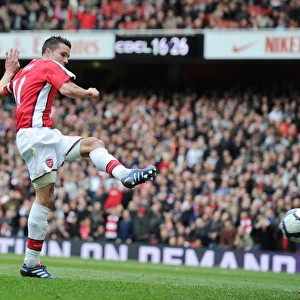 Robin van Persie shoots past Fulham goalkeeper Mark Schwarzer to score the 2nd Arsenal goal