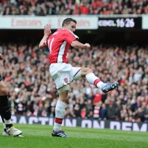 Robin van Persie shoots past Fulham goalkeeper Mark Schwarzer to score the 2nd Arsenal goal Robin van Persie shoots past Fulham goalkeeper Mark Schwarzer to score the 2nd Arsenal goal