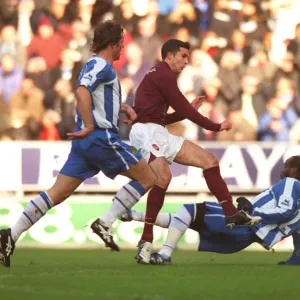 Robin van Persie shoots past Pascal Chimbonda (Wigna) to score Arsenals 1st goal
