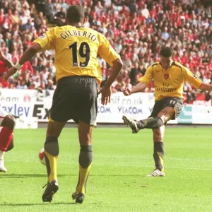 Robin van Persie shoots past Scott Carson to score the 1st Arsenal goal