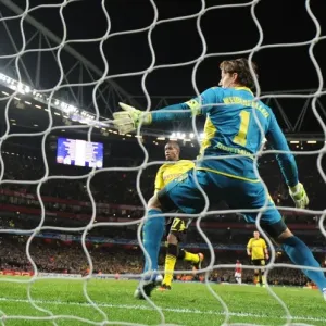 Robin van Persie's Brace: Arsenal Lead Borussia Dortmund 2-0 in UEFA Champions League