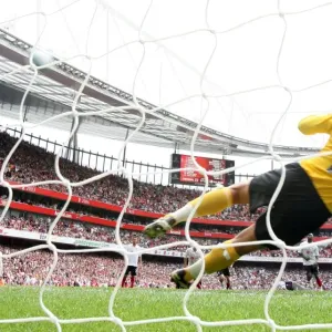 Robin van Persie's Debut Penalty Goal: Arsenal 2-1 Fulham, Premier League