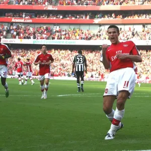 Robin van Persie's Epic Debut: Arsenal's 3:0 Thrashing of Newcastle (2008) Robin van Persie's Epic Debut: Arsenal's 3:0 Thrashing of Newcastle (2008)