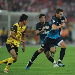 Robin van Persie's Stellar Show: Arsenal Thrashes Malaysia XI 4-0 Robin van Persie's Stellar Show: Arsenal Thrashes Malaysia XI 4-0