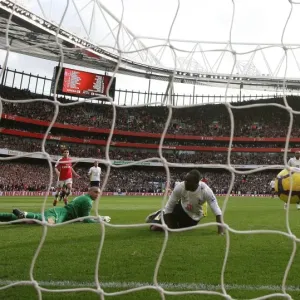 Robin van Persie's Stunner: Arsenal's Triumph over Tottenham Hotspur (3-0), 2009